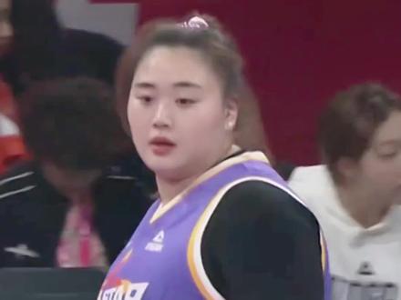 巨无霸大宝贝,女篮内线的统治者!能打更能防,大宝贝内线空中摘瓜!绝对防御,大宝贝化身超级射手!#体育精神 #中国女篮 #女篮刘禹彤 #刘禹彤不知道自己有多火 #篮球