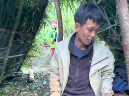 11月26日发布,荒野求生决赛第2天,低调健弟开始展现真正的实力,第1天生火,第2天盖“小别墅”。(编辑:施双阳)#荒野求生 #野外生存 #七星山荒野求生挑战赛