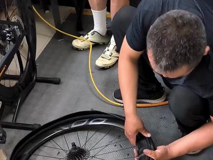#高性能实用工具 #自行车 自行车维修保养
碳圈换胎用不用撬胎棒