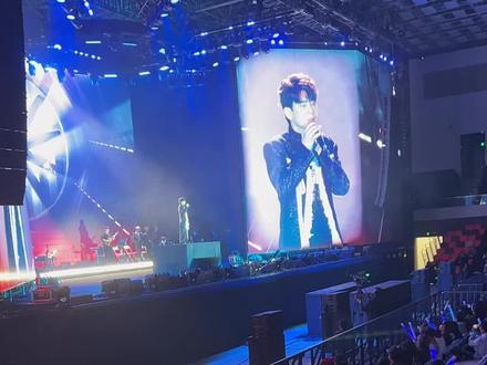 这是歌又是多少人的青春回忆,现场太震撼了,#被伤过的心还可以爱谁#六哲演唱会 #昆明