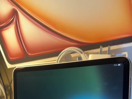 iPad Air7 13寸开箱视频注意事项
新年新气象
决定给自己买一个iPad奖励自己过去这一年的努力和辛苦
在11寸和13寸之间纠结了很久
最终还是选择了百亿补贴的这一款13寸的
不得不说屏幕是真的大
看剧、玩游戏、学习分屏真的超级爽啊
#iPad开箱 #iPad #iPad开箱视频 #iPad开箱注意事项 #苹果生态