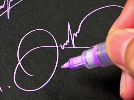 ✍️「Q」开头的名字超难签? 👉3 招让你从「画圈圈」变身 😁写到大写 Q 是不是都觉得像在画颗大鸭蛋?画完一圈还得补那一撇,总觉得节奏被打断,帅不起来?