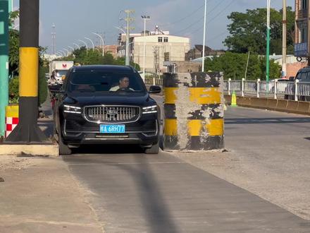 同样是2.1米限宽墩,东风锐骐皮卡不到5秒就过去了。#限宽墩#新手司机 #新手上路