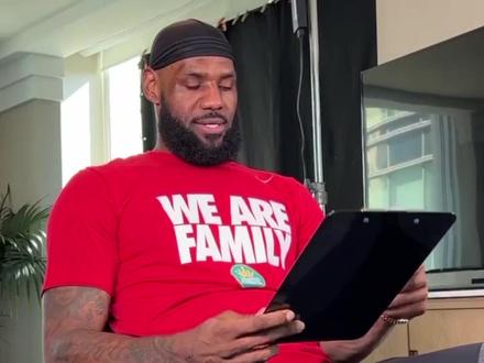 #2022nba全明星 现场第一视角老詹一脸满足样点评自己组建的队伍!