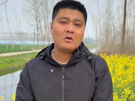 朱进寻亲一事在网络上引发持续关注,整个过程一波三折,争议不断。据网上各方信息显示,他自幼被送养,由养父母抚养成人,后成功与亲生父母、弟弟相认,本是圆满的团圆结局。
可双方很快因自媒体流量、收益分配等问题产生矛盾,不仅在网上互相指责对峙,甚至还出现律师函等纠纷,让亲情陷入利益纷争。近期又有相关知情线索流出,不少网友建议他通过法律途径理性处理。
此事众说纷纭,我们应保持中立不妄加评判。只愿当事人理性沟通,依法解决问题,珍惜来之不易的缘分,守护好真正的亲情与生活。#朱进 #朱进寻亲