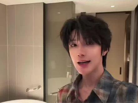 #郝熠然 #香港演唱会 郝熠然郝熠然你看到了吗?这么多人喜欢你,始于游书朗,忠于郝熠然,游书朗真的是烙印在了我们每个人的心底了,一个善良,知书达理,睿智,坚强,感性的男人,也不虚荣,不做作,游书朗就是人间理想型,可遇而不可求的游书朗太完美了。最近很喜欢的一段话:遇见你很晚,但我会陪伴你很久,郝熠然,你的过去,我不曾参与,你的未来我奉陪到底,不是因为我执着,而是你值得!郝熠然全肯定接下来郝熠然陪我们岁岁年年