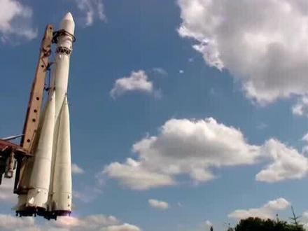 这枚火箭的成功,真的能像搭积木一样,把商业航天的发射成本打下来,甚至让咱们的卫星互联网建设实现“弯道超车”吗?
大家想一想,就在刚刚过去的3月30日,中科宇航的力箭二号“国际纺都号”成功首飞 。很多人看到的是一次发射成功,但咱们作为财经观察者,得看到这背后的“经济账”。这枚火箭最核心的突破,其实就在于四个字:模块化设计。它就像我们小时候玩的积木,芯一级和助推器用的是同一种3.35米直径的模块,一级那9台发动机甚至都能完全互换 。这意味着什么呢?这意味着火箭制造不再是一件件定制的“艺术品”,而是变成了可以流水线生产的“工业品”。
这意味着整个商业航天的底层逻辑正在被重塑。过去火箭贵,主要贵在“定制”和“不可复用”。但力箭二号通过这种“搭积木”的方式,实现了“设计源头+批量生产”的双路径降本。根据2026年的最新数据,它的电测周期从一个月压缩到了一周以内,箭上设备数量减少了50%,配套成本降低了50%以上 。这直接击中了行业的痛点——运力不足、发射成本高。更重要的是,它后续还要采用“集束式回收”,一旦实现,单次发射成本预计能降到目前SpaceX猎鹰九号的一半 。这不仅是技术的胜利,更是成本控制能力的质变。
基于这个逻辑传导,产业链的机会其实非常清晰。我们要顺着“低成本、大批量”这条主线去寻找。首先,最直接的利好就是上游材料和零部件。因为火箭要批量造,所以像光威复材这种提供航天级碳纤维的,以及菲利华这种提供航天石英材料的,需求会大幅提升 。其次,是中游的制造和配套。既然火箭要像汽车一样自动化产线生产,那么航天电子这样的测控系统龙头,以及拥有核心配套能力的企业,将最先受益。最后,当运力不再是瓶颈,下游的卫星互联网应用就会真正爆发,比如中国卫通的卫星通信服务,甚至像华力创通这种做北斗+天通芯片的终端应用,市场空间会被彻底打开 。
所以你看,这次发射,它不只是一个航天事件,它更像一声发令枪。它宣告了咱们国家的商业航天,正在从“能用”向“好用、便宜用”跨越。无论是为了抢占太空频轨资源,还是为了未来那个万亿级的卫星互联网市场,低成本、航班化的发射能力,就是我们最大的底气。关注商业航天,盯着技术突破的同时,更要盯紧那份把成本“打下来”的产业化能力。
#力箭二号 #国际纺都 #中科宇航 #绍兴柯桥 #中国卫星