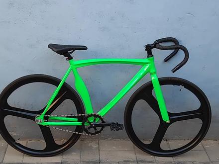 二手700C弯把倒骑死飞,二手自行车,死飞,顾客1300买回去就用了几次,成色非常新,铝合金车架,铝合金前叉,三刀一体轮,康帕斯700×23c轮胎,法式气嘴,三套轴全轴承,铝合金曲柄牙盘,铝合金脚踏/车把/座管,倒骑死飞。#倒骑死飞 #死飞 #二手自行车