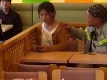 现在流氓干这么嚣张吗?明着逼女人,还好孩子牛逼