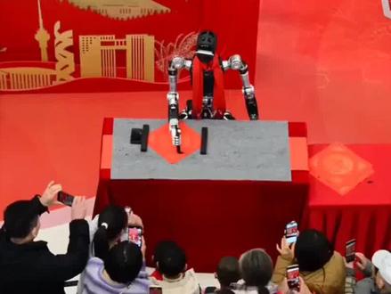 马年春晚机器人霸屏引热议,科技华丽但情感缺席,我们该如何回应?别让技术吞噬舞台温度,请反思!