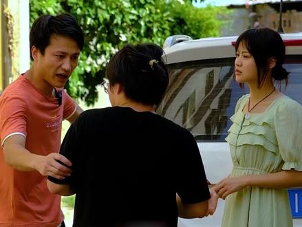 妹妹把屋子搞得臭气熏天,哥哥嘴上喋喋不休的教训妹妹,转身就去帮妹妹解决问题#新农村计划2022 #我的乡村生活