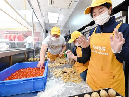 好多没有敲过生咸鸭蛋的宝宝留言,说生蛋黄怎么就是一坨,难道是假的?科普下,这是鸭蛋在盐的作用下蛋白质凝固,因而蛋黄在没煮的状态下,就已经是固体了,而且Q弹Q弹的。被煮或烤熟后,又变成沙沙的样子。#美食 #好吃到爆