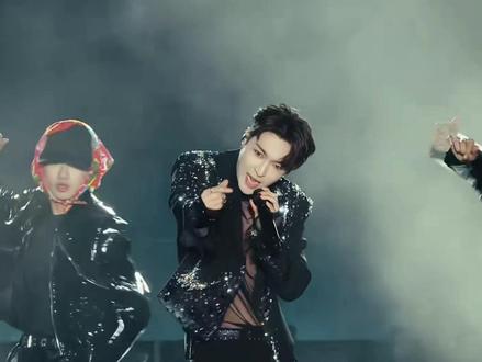 #张艺兴,在2025年跨年夜演唱的《#大花轿》融入唢呐、电子鼓点等元素,形成了独特的“土潮碰撞”风格。你有没有杯“抱一抱”手势和魔性舞步迷倒了