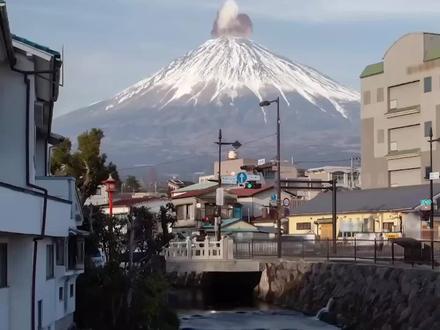 一个视频带你了解火山是如何爆发的