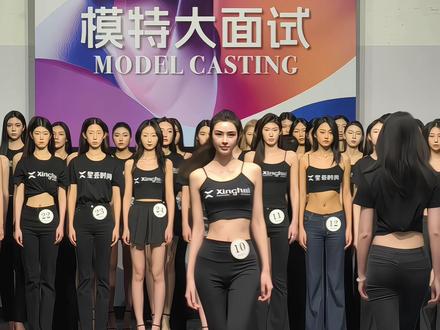 10号是谁?有人认识吗 #我要验牌#时尚走秀#中国国际时装周