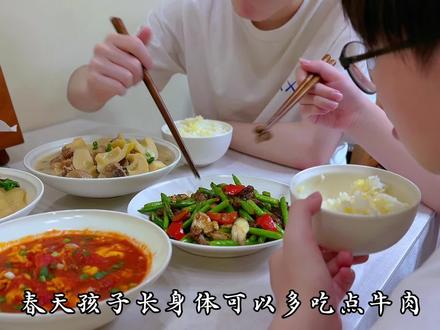 春天的芦笋真的好鲜嫩呀!怎么做都好吃!搭配牛肉、虾仁炒一炒, 脆嫩鲜甜,每一口都是春天的味道,小朋友特别爱吃~#芦笋炒虾仁 #芦笋炒牛肉 #芦笋 #春天的味道