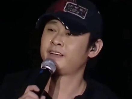 淄博演唱会取消的反省:徐子尧群星演唱会是否太频繁? 淄博“博发之夜”群星演唱会突然取消,核心原因是票房未达预期、主办方止损,并非徐子尧个人问题,但她2026年密集赶场的状态,值得行业与团队深思。
2026年开年至今,徐子尧商演行程排得极满:3-5月已官宣近10场群星演唱会,横跨皖、川、桂、湘、鲁、赣多省,有时一周连赶2场,全年预计超15场。这种“赶场式”出镜,短期赚足曝光与收益,长期却暗藏隐患。
对艺人而言,高频拼盘易陷入“流量透支”:舞台重复、曲目单一,观众审美疲劳;密集奔波影响状态,演唱质感下滑,消耗路人缘与口碑。对市场来说,过度扎堆下沉市场,会稀释稀缺性,让“徐子尧”从稀缺看点沦为常规配置,主办方也会因“可替代性强”降低报价与重视度。
淄博取消虽非她的错,但敲响警钟:短期流量狂欢难长久。艺人成长需平衡“曝光”与“沉淀”,与其无差别接拼盘,不如精选场次、打磨原创作品、沉淀个人风格。
徐子尧的核心优势是刀郎团队加持+独特嗓音,而非单纯“跑场”。唯有减少无效商演、深耕内容,才能从“拼盘常客”成长为真正的实力派歌手,避免被流量反噬。
#徐子尧 #淄博演唱会取消 #艺人商演思考 #流量与沉淀