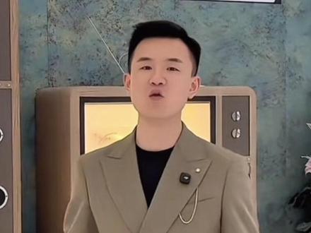 黄金暴跌📉是陷阱还是机会 不管是陷阱还是机会你会不会相信它还能创造历史#海湖万达六福珠宝 #六福珠宝 #创作者扶持计划 @鸿涛的朋友圈 @DOU+上热门 @DOU+小助手 @抖音创作小助手