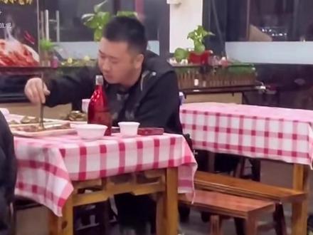 男生300块钱下馆子,根本花不出去!#科普 #涨知识 #青年创作者成长计划