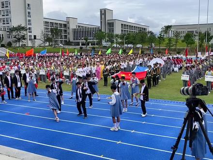 看出来穿裙子跳舞的是男生了吗?还脑瓜顶上扎个小辫子😂#运动会开幕式表演