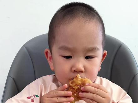 祝大家龙年大吉,你们都吃什么好吃的,快拍照发到评论区 #萌娃日常 #人类幼崽