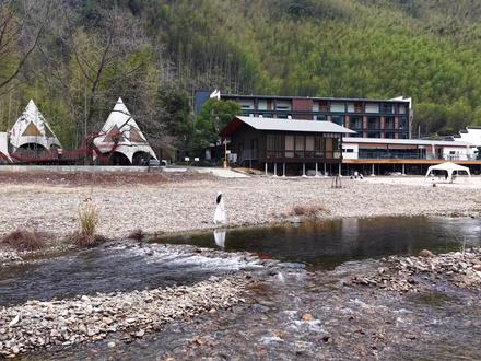 在宣城山屿溪度假酒店住Ai智能房,499三天两晚,还包含早餐和正餐,春节自驾游的家人们看到先囤起来.#自驾游 #皖南川藏线民宿 #安徽宣城 #春节快乐的n种方式 #酒店攻略