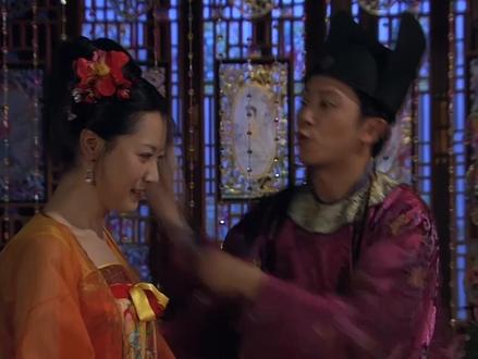 皇上发现妃子和侍卫有私情,便故意当着侍卫开始折磨妃子