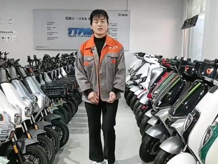 濮阳老乡大家好!现在有的简易款没带遥控锁!怎么用上防盗功能!好多客户不知道!今天给大家分享以下,希望能帮助到你!让你的爱车多一份安全!#现场实拍 #雅迪冠能2023全新上市 #欢迎新老客户的光临 #新习雅迪##感谢这一路陪伴支持我的家人朋友们 🌹🌹