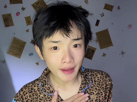 你的意思是,让我放弃原本的精彩的生活,然后无法自拔的爱上你吗?!#姐弟#对口型#变装#转场#甜妹 yc@黑香杨@抖音小助手