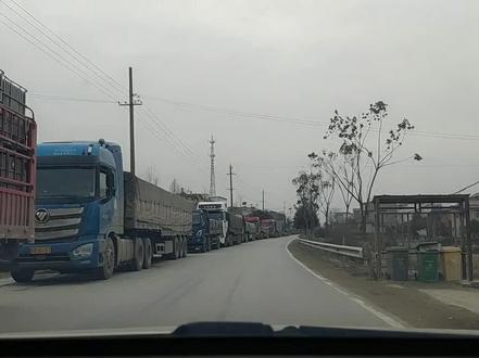 实拍106国道上,拥堵的货车排成长龙,一起数数有多少辆