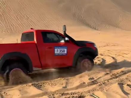 当于东来在沙漠里喊出“长城汽车需要我,我义无反顾”的时候,我们看到的不只是两个企业家的互动,更是中国商业的未来。
胖东来的温度,长城的硬度,合在一起,就是中国制造的底气。
他们不追求短期的流量,只在乎长期的信任;不迎合浮躁的市场,只坚守内心的原则。
这样的企业,这样的企业家,才是我们真正值得骄傲的中国名片。期待他们早日会面,也期待更多这样的“中国力量”崛起!
#于东来约魏总一起来沙漠玩
#于东来开炮了
#于东来魏建军的惺惺相惜