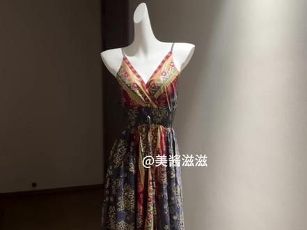 第一次回应也是最后一次回应 姐妹们大家晚上好,我是滋滋。
首先跟上午有些姐妹道个歉, 我和助播第一次遇到这样的情况,让有些姐妹感官不是很好,因为语言也不是提前组织过的,因为是直播嘛,不是录视频。所以说给有些姐妹带来的感官不太好,这个给大家说一声抱歉。
第二:关于这个所谓的原版和抄袭问题,如果是原版,我觉得自称是原版者,不用嘴巴说,直接拿出自己是原创的证据就好了。
第三:还有就是所谓的这个品质、烫金会不会掉,我们也从没有说过他们的会掉,只是说我这一件买来的穿了2周左右,确实是掉烫金 掉色了。(原话可以看主页视频)
那我们的版本升级后不容易掉。有人说我们家的烫金收到已经掉了,但目前发出去的首批最快也是今天才有客人签收。
第四:我们本来就是一个小小的直播间,也是一个小小的商家。初心也是想选出更好的款,更漂亮的衣服,更好的品质。
也不想姐妹们你们为了我们这一点小小的事情去去浪费你们的这个时间和精力,我们只想安安静心的把产品和服务和质量做好。
我觉得我们大家都应该把枪口抬高一寸,想着把这个品类给它做大,让所有的消费者都买到更好的品质,更漂亮的衣服,而不是我们在这么一个小小的这个销量的情况下就已经开始diss 诋毁,对吧?
我们以后不会再对于此事做出更多回应了,我们这个货呢现在也开始陆续的出货发货了,大家可以收到货之后,用你们自己实际摸到和看到的这个结果,去做选择和做判断。
最后对于这件事情和姐妹们说说一声抱歉啊,因为我们确实耽误了大家的时间和精力。
不管是你是这个吃瓜的呢,还是购买我们产品的,好像都影响了大家,之后我们直播就正常的卖产品,希望大家看见喜欢的可以尝试着买一件,我们不用嘴巴说话,用服务和产品说话。
谢谢大家了。
#连衣裙 #旅游穿搭 #氛围感穿搭 #裙子控 #碎碎念