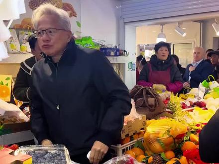 身家万亿老总品尝路边水果,最后还不忘给店主一个红包#黄仁勋 #富豪 #大佬