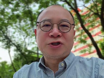 中国央行为何多买黄金 中国央行为何多买黄金?5月7日,中国人民银行公布最新数据,4月末中国黄金储备达7464万盎司,较3月增加26万盎司,折合约8.09吨,这是央行连续第18个月增持黄金。
一、今年以来,央行购金力度持续加码:2月增持3万盎司,3月增至16万盎司,4月进一步提升至26万盎司,创近阶段新高。当前黄金储备约2321吨,占官方国际储备比例仅9.1%,低于全球15%的平均水平,增持空间充足。
二、4月国际金价阶段性回调,为央行提供低位加仓窗口;推动官方储备多元化是中国央行长期战略,降低美元依赖、增强人民币信用,助力国际化进程。业内预测,按照占官方储备15%来测算,中国黄金储备目标或达1.5亿盎司。
三、央行持续购金为国际金价稳中有升提供支撑,年初金价回调后近期再度回升,今年累计涨幅9%左右。根据世界黄金协会数据和预测,全球央行购金趋势不变,今年净购金量或维持800吨左右。黄金股与ETF表现亮眼。对个人投资者而言,黄金是资产配置的必要组成,但不宜过多,也不宜继续押注金价大涨。
市场有风险,投资需谨慎。以上分析不构成任何投资建议。