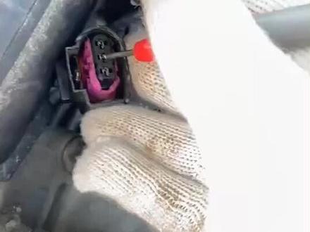 报燃油压力传感器故障,检查传感器三根线,一根5V供电,一根信号4.8V.一根打铁,高压压力传感器少一个5伏电!