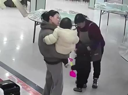 女子打小孩骨折后续: 身份被扒,已被拘留,家属发声: 坚决不和解
#社会 #虐待 #社会百态