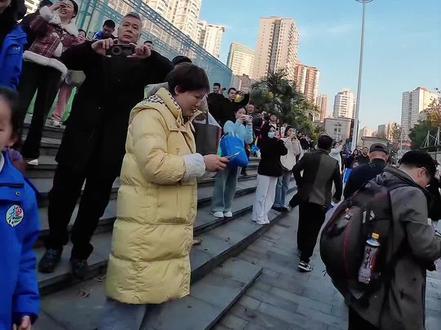 150000名永州球迷跨越千里来到江苏,为球队呐喊助威,将会是第一次那么多人炸街#人山人海太热闹了 #永州#镇江 #江苏#常州