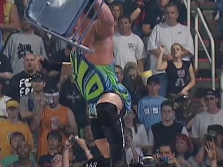 无规则街斗,墓碑钉头砸向铁台阶,凯恩报废RVD! #WWE #wwe摔角 #恶魔凯恩