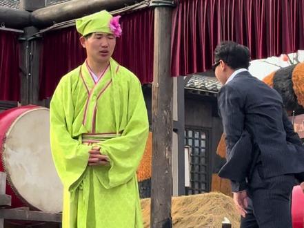 西装狂徒肖青天和一生要强的老嫂子斗舞,太有节目啦#万岁山武侠城 #万岁山老嫂子 #来万岁山武侠城看斗舞了 #万岁山斗舞还是太有节目了 #老嫂子欢乐大舞台