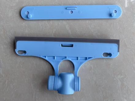 一面刷一面刮,干净不留水印快试试吧#生活好帮手 #玻璃刷 #擦玻璃