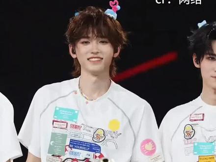 时团超亲密饭撒,一个比一个大胆,没得到的人都醋成啥样了.. #时代少年团演唱会 #时代少年团广州演唱会 #时代少年团 #饭撒 #抖音推广 @抖音热点