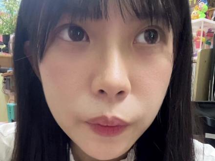 今晚23点33分刚结束的《给阿嫲的情书》 从前慢慢,爱情来得很快,但相守很漫长;
从前慢慢,世事却变无常,唯情义至珍贵。
或许这不是故事,这只是无数个平凡人的世事。
珍惜那个还在用文字跟你对话的人吧!
#给阿嫲的情书 #感想 #随口一说 #潮汕 #写信