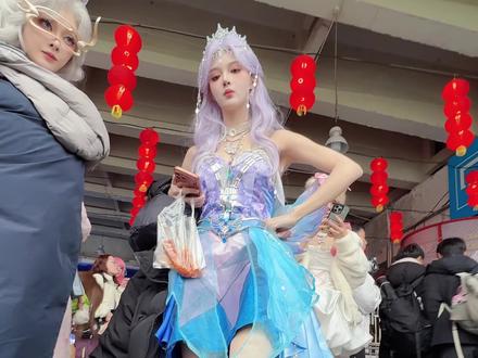 #给我擦皮鞋 #努力的十八 #施梦露 #沉迷吃饭的萧雪 别人擦皮鞋,我擦拖鞋,浅色系的@施梦露 ,豹纹的@努力的十八 已经看上去最满意的@沉迷吃饭的萧雪