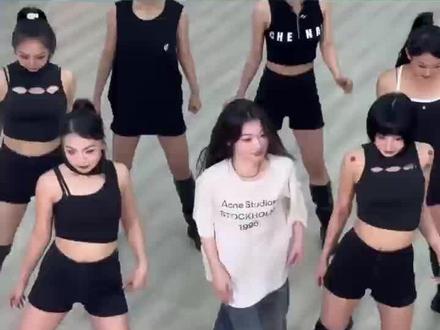 我说当时纯妹妹怎么没有mv呢原来是笑了三年才敢发出来#娱乐