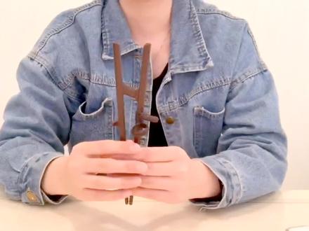你确定你会拿筷子吗?据说,80%的成年人不会握筷子,如何正确的使用筷子?#握筷子方法 #成人学习筷子 #握筷子的手法 #筷子的正确用法 #筷子使用教学 #握笔姿势