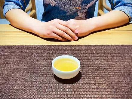 别人给自己倒茶时 别忘了回扣手礼!#茶#茶礼仪@抖音小助手