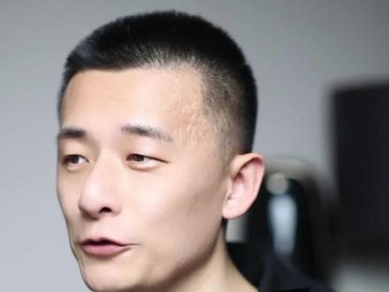 倒酒到底是站对方左边还是右边?#饭局 #酒文化 #人情世故 #为人处世 #酒知识