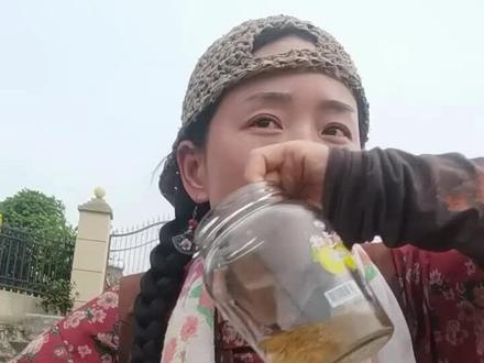 男人要有骨气,要像一匹桀骜不驯的狼,宁可在逆境中寻找猎物,也不要寄人篱下做一条狗。
#80后 #素颜#经典语录 @DOU+小助手