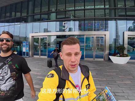 深圳这些黑科技,哪个最可能取代人工?(2) 博主参观了世界上最先进的城市|深圳
在本视频中,博主将与 PONTE TRAVELS 一起探索世界上最先进的城市——深圳。
博主从港口出发,在这里可以通过应用程序租用飞行汽车。然后,博主乘坐人工智能地铁,穿梭于城市之间,直奔深圳最繁华的地区之一——COCO Park。
博主尝试了无人机外卖,并探索了全球最大的电子市场华强北——这里充满了赛博朋克的气息。
探索了中国最大的科技商场,尝试了在未来主义风格的中国市场购物,亲眼目睹了深圳如何将过去与未来交汇。
美国无法与中国全新的高速未来相媲美!
这是世界上最具未来感的城市——而且它就在中国。#旅行推荐官#记录真实生活 ##在拍一种很新的vlog #深圳 #外国人在中国