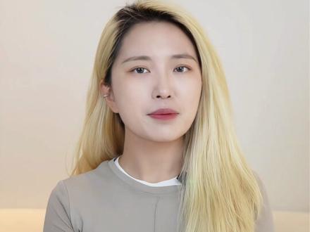 精装房飘窗如何变废为宝 一,如果卧室面积小,尤其是小孩房,那就可以把飘窗延伸出来,根据空间剩余尺寸做成1.2或1.5米的床。如果飘窗的高度超过50cm,可以把飘窗改成地台,再定制出一个小踏步。这里注意飘窗做床要做好与窗帘的衔接处理。
二,如果卧室的空间够大,足够放下床,那飘窗就可以做成书桌。很多人说飘窗做书桌脚没地方放,这里有两种做法,一是直接加宽桌面外延20公分,基本可以满足放腿的位置。或者不做加宽,而是把书桌面板做成可伸缩的,需要的时候拉出来即可,平时又不会占用过道的位置。
三,如果你飘窗宽度在2米以上,那你可以把它打造成一个独立的休闲区,铺上舒服的飘窗垫,尤其是这种带靠背的,在这里读书、看剧不要太舒服。还可以把飘窗一半做成书桌,另一半做成卡座与书桌连在一起,可以兼具休闲和办公。#杭州软装 #软装设计 #飘窗 #杭州精装房改造 #抖音宠粉红包